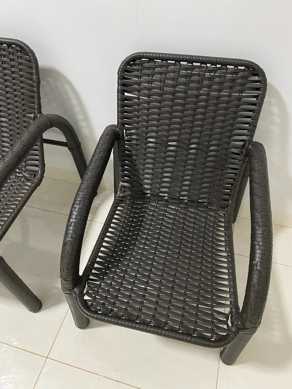 Conjunto de 4 Cadeiras + Mesinha em Fibra Sintética    - Foto 2
