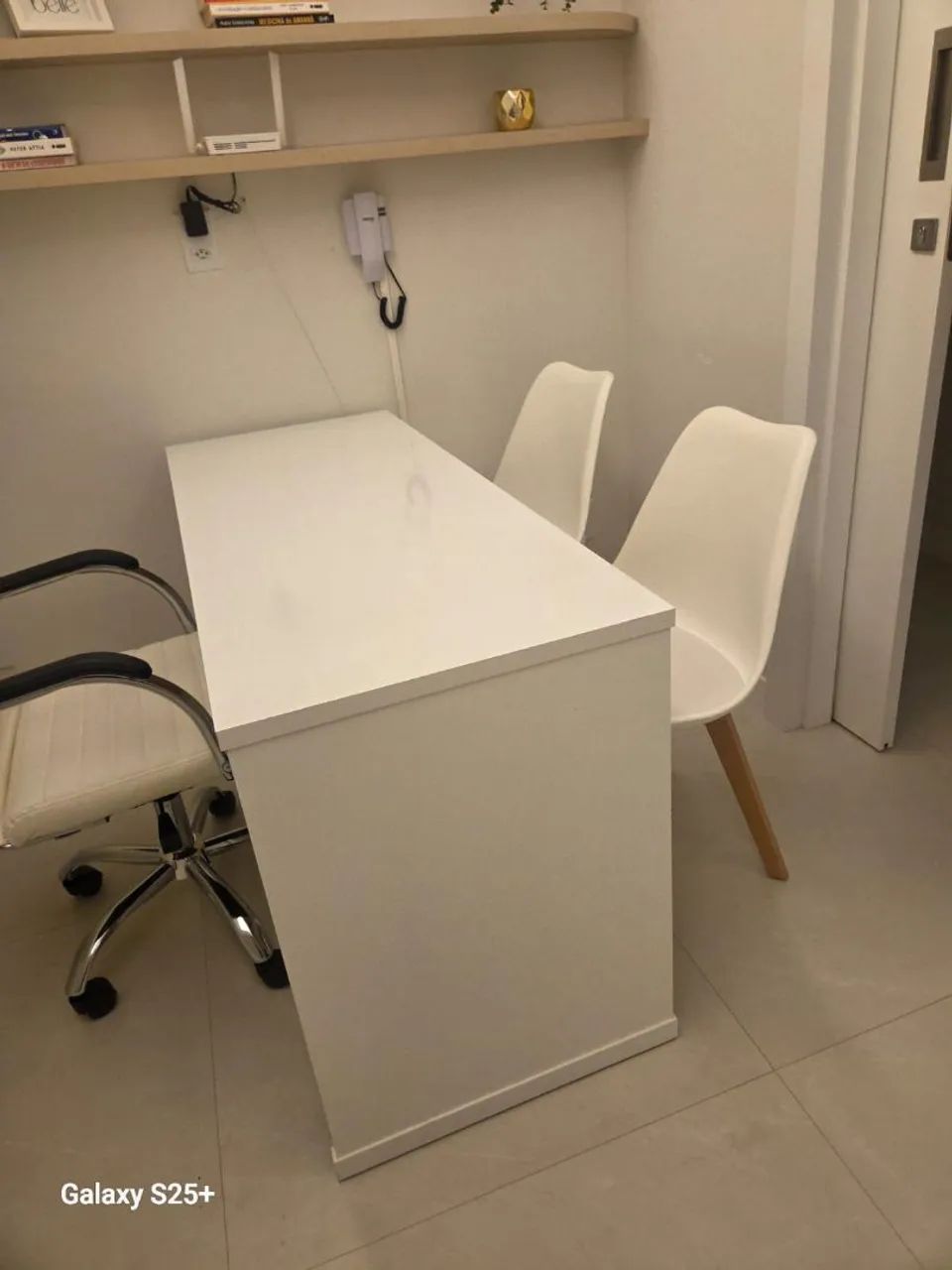 Mesa e jogo de cadeiras de escritório  - Foto 2