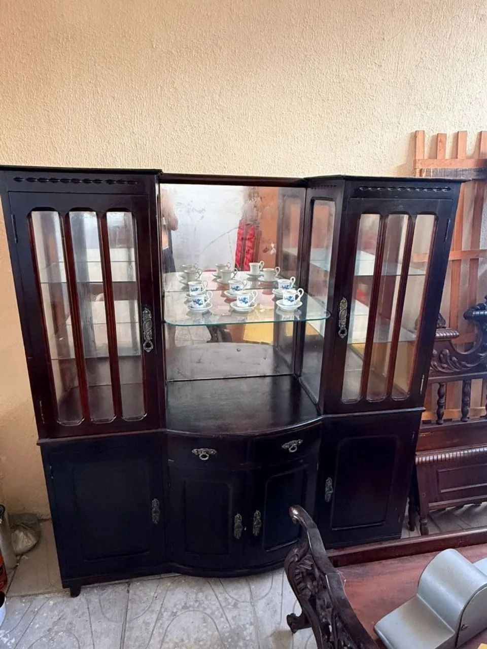 Cristaleira de madeira e vidro
