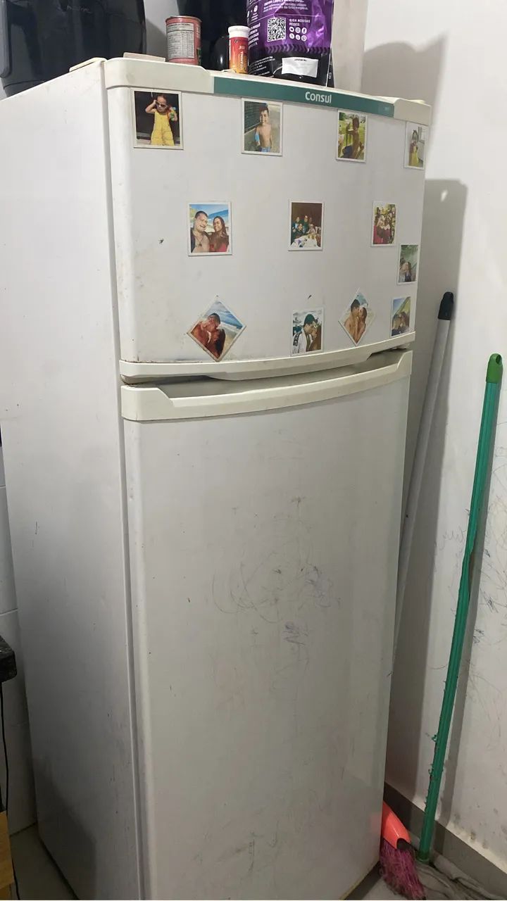 Geladeira e máquina 