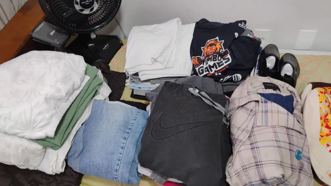 Várias peças de roupas variadas  - Foto 2