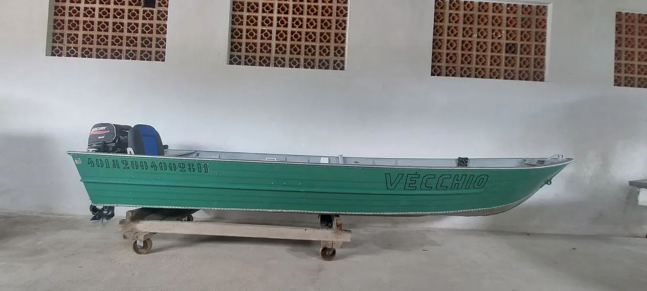 Barco e motor de popa