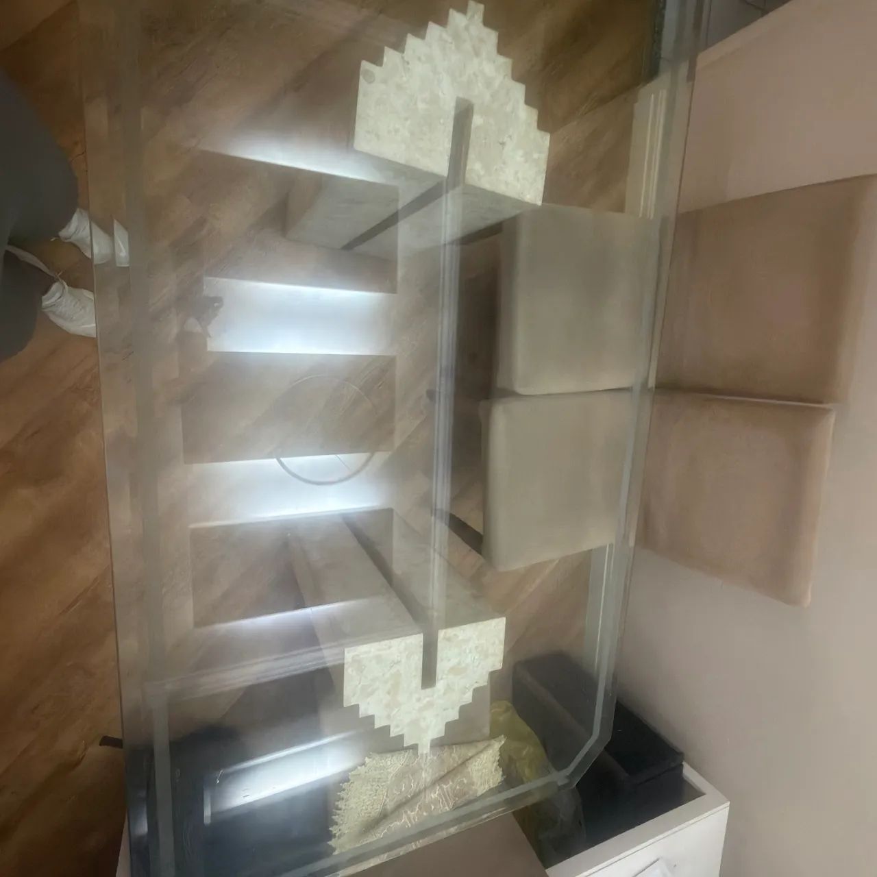 Mesa tampo de vidro apoio em marmore