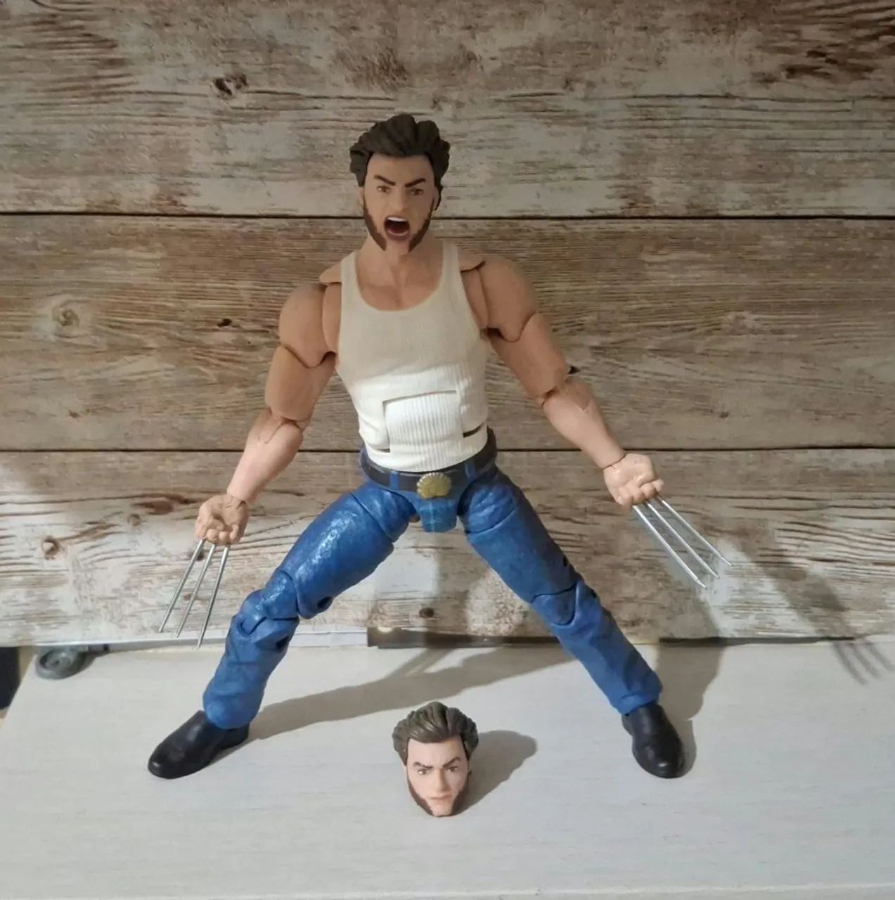 Wolverine (Logan) com regata branca e calça jeans 