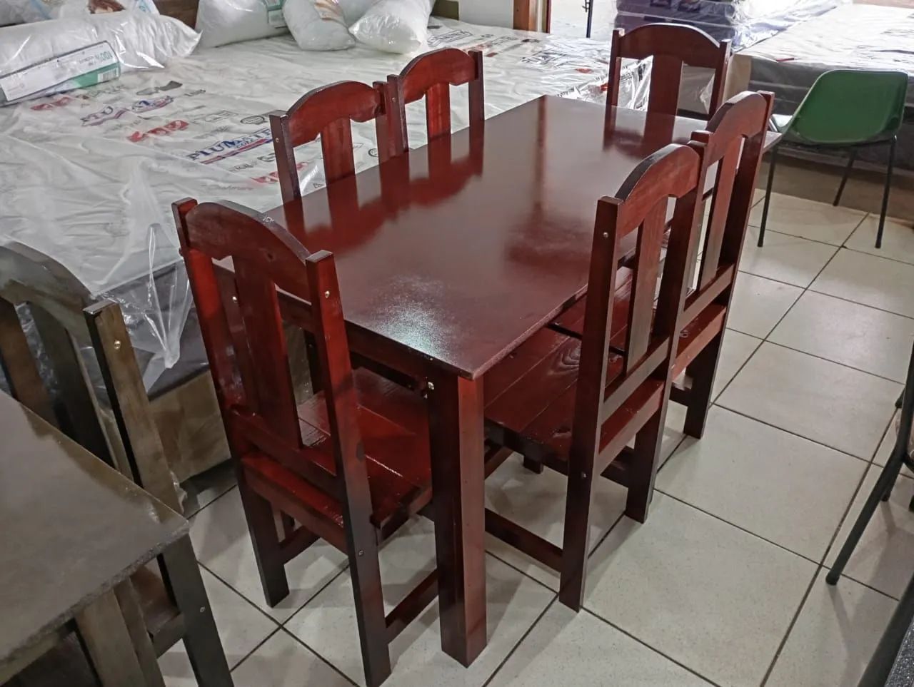 Mesa madeira 6 cadeiras nova com tampo de MDF  - Foto 3
