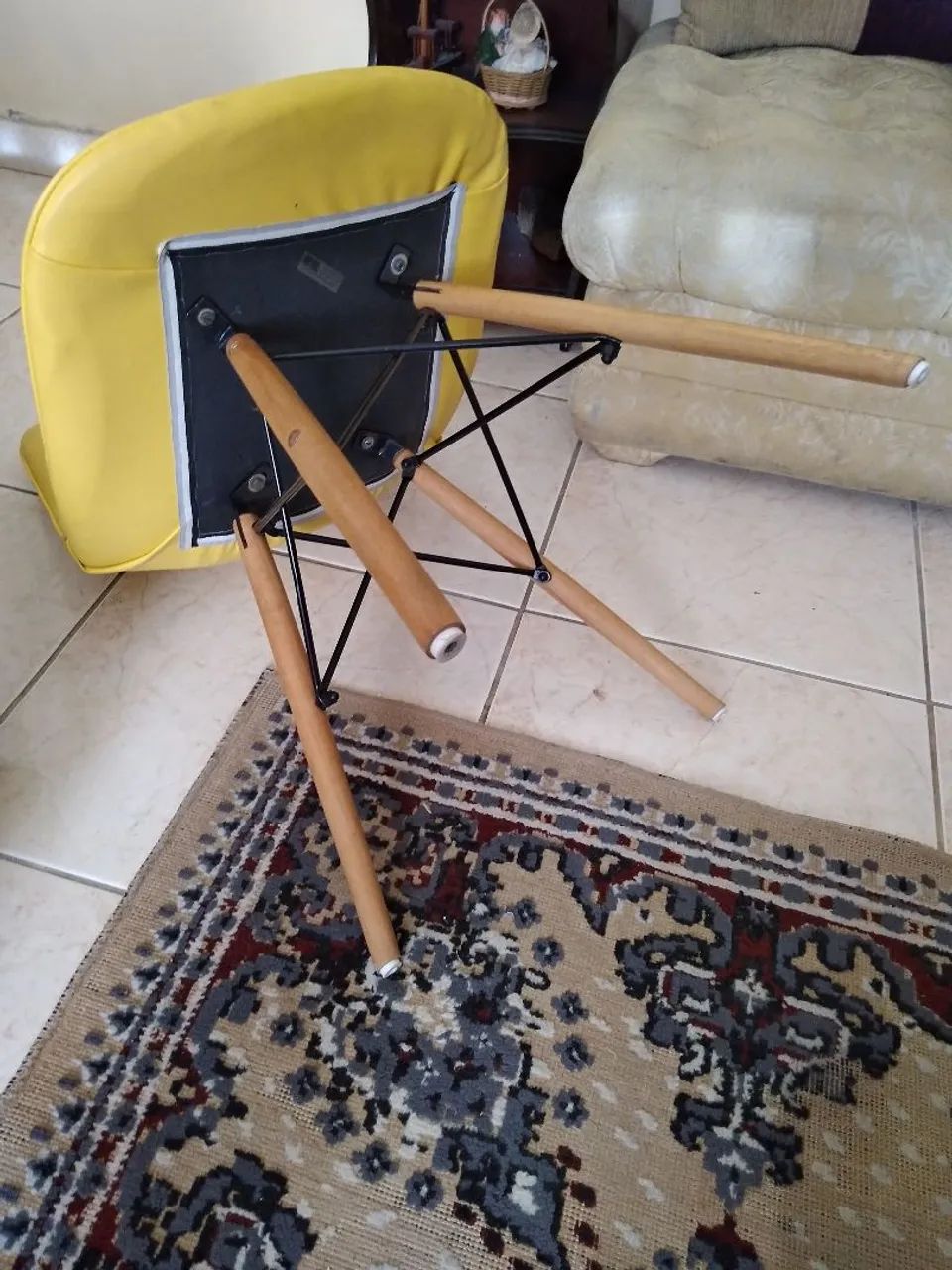 Cadeira Amarela Eame Botone estofada Tyfani  - Foto 3