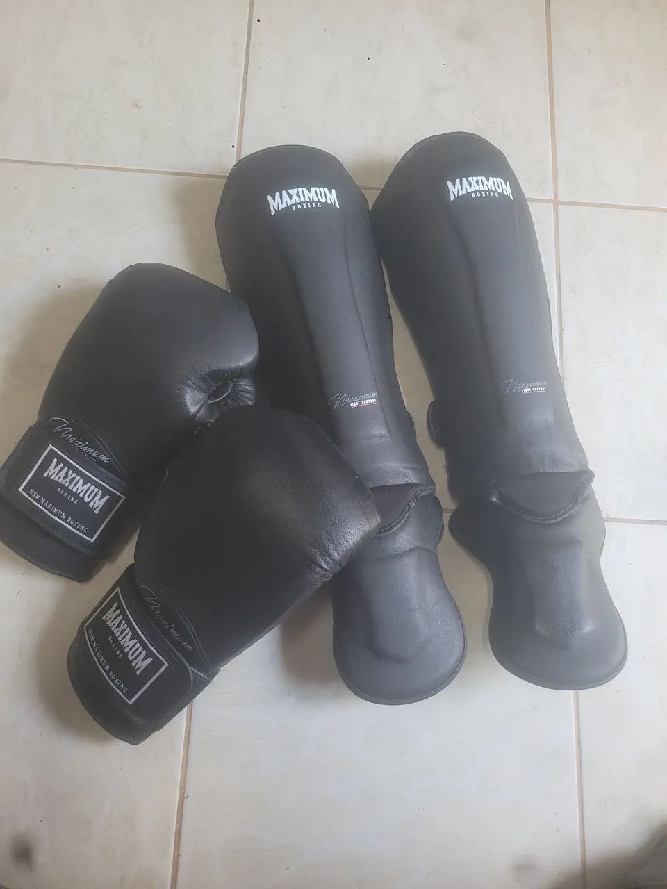 Luvas e caneleiras Maximum.