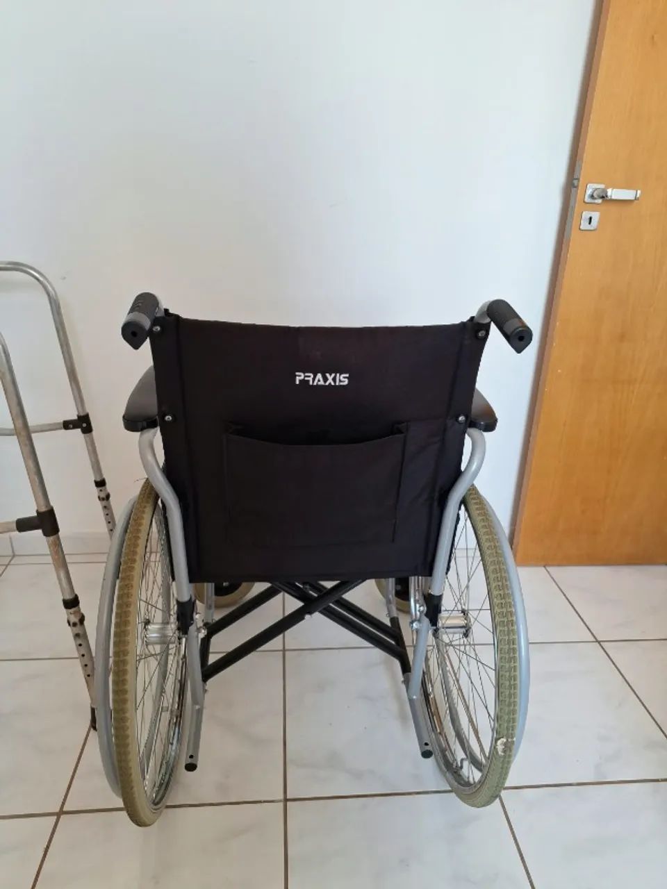 Cadeira de Rodas Praxis - Bom Estado - Foto 2