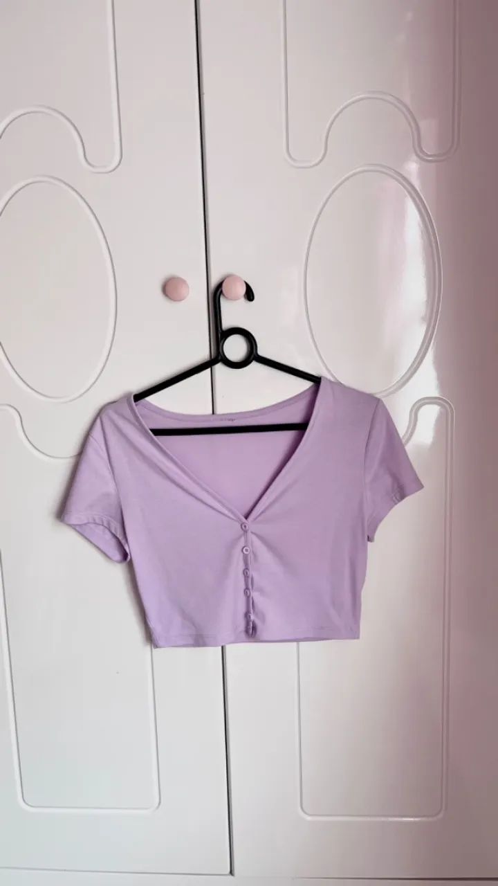 camiseta lilás de botões 