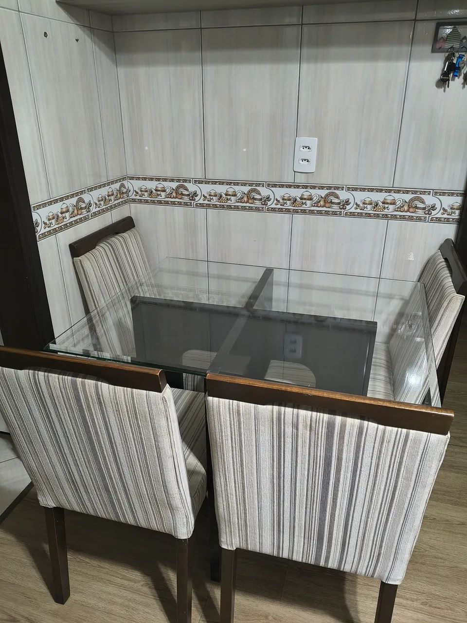 Mesa com 04 cadeiras  - Foto 5