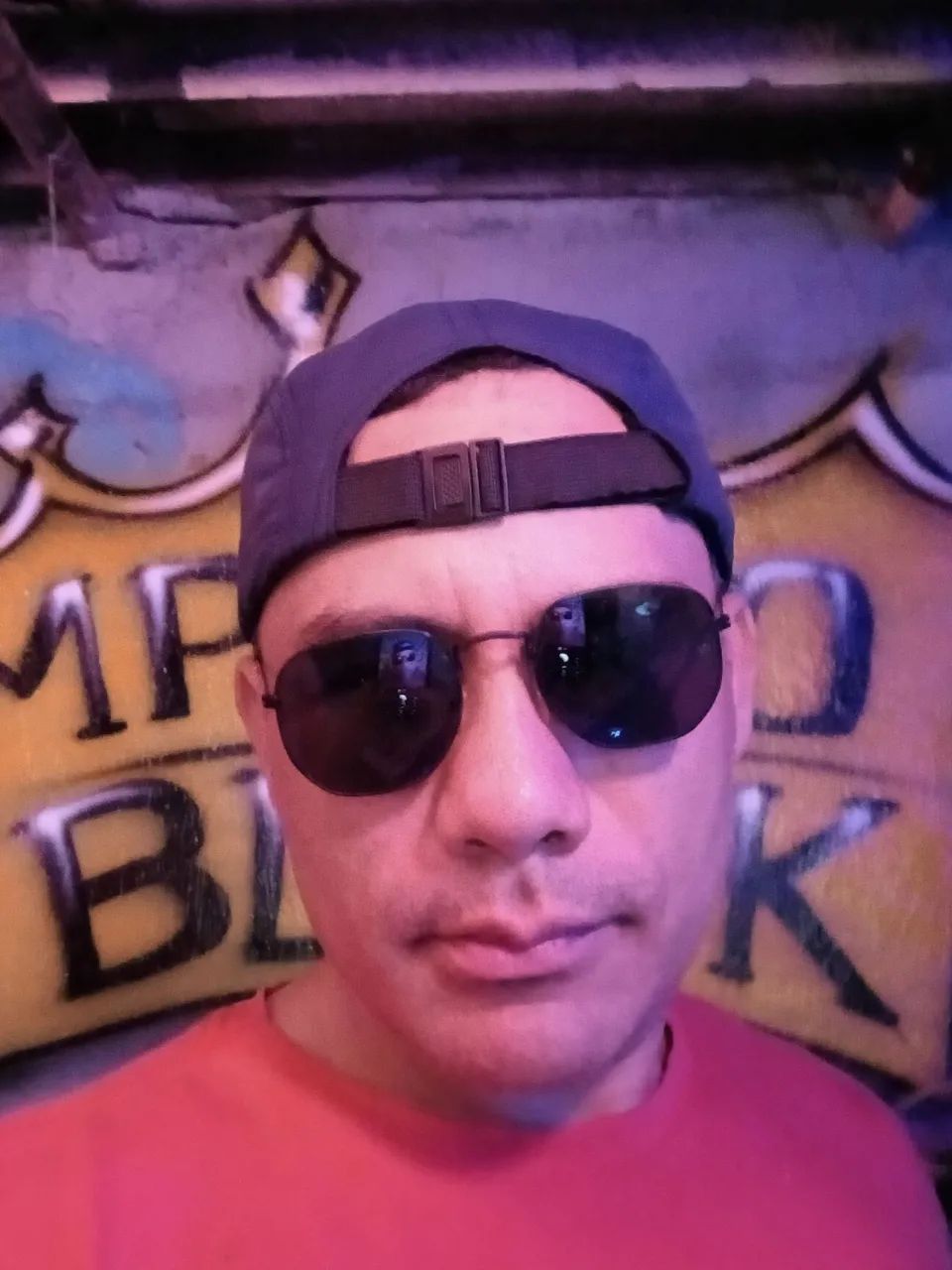 Dj ,palco , caixa de som e iluminacao