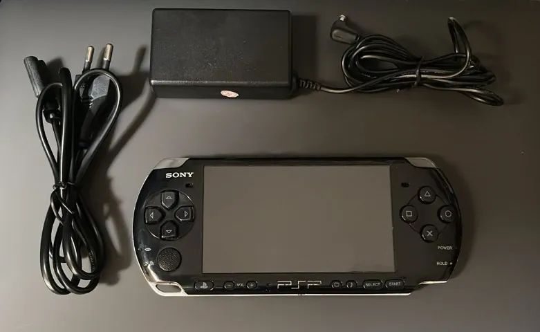PSP Sony Sem Bateria, Tem uma lista na tela, Falta tampa traseira, Leitor funciona.