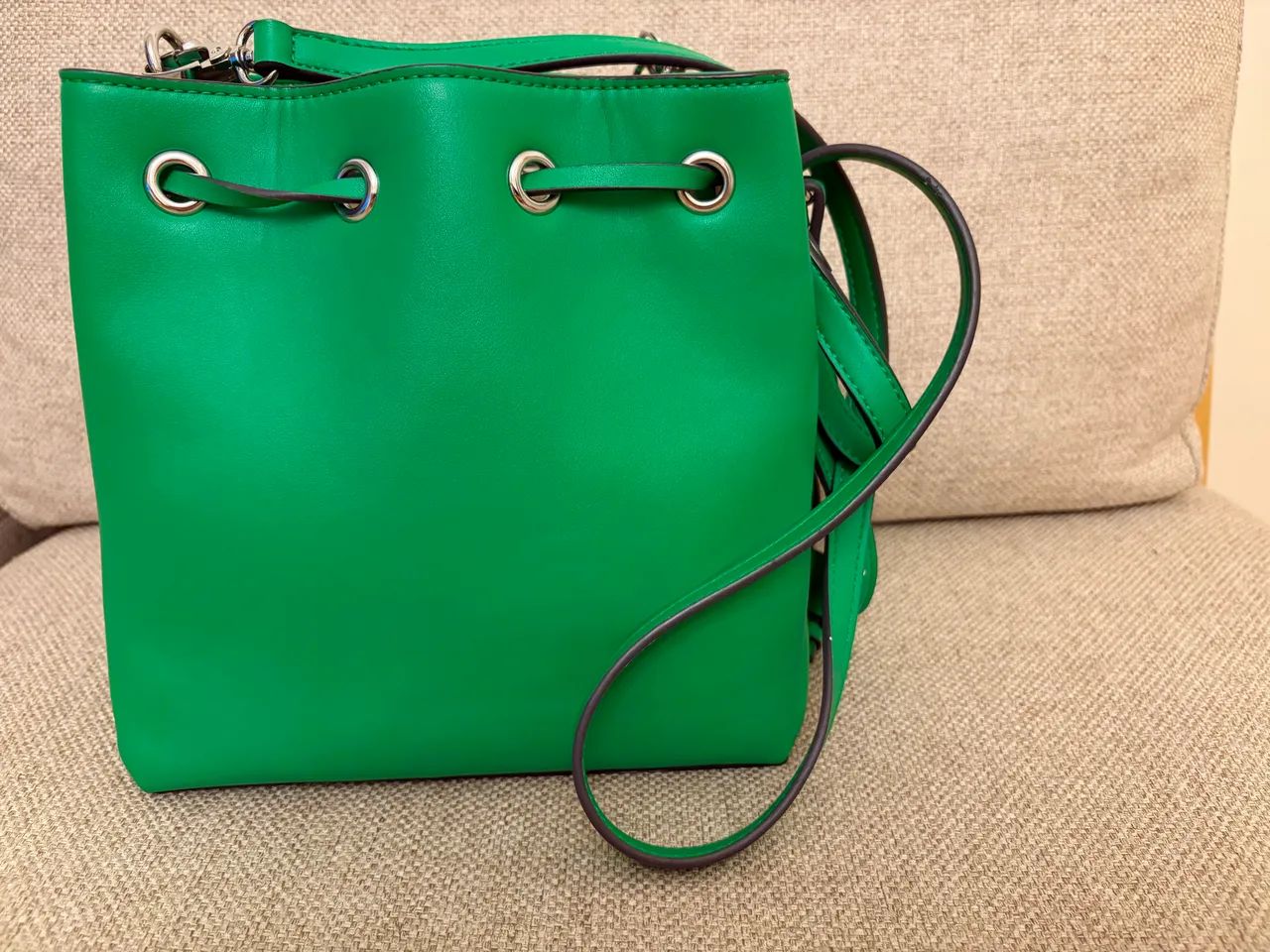 Bolsa Guess 2026 - Foto 2