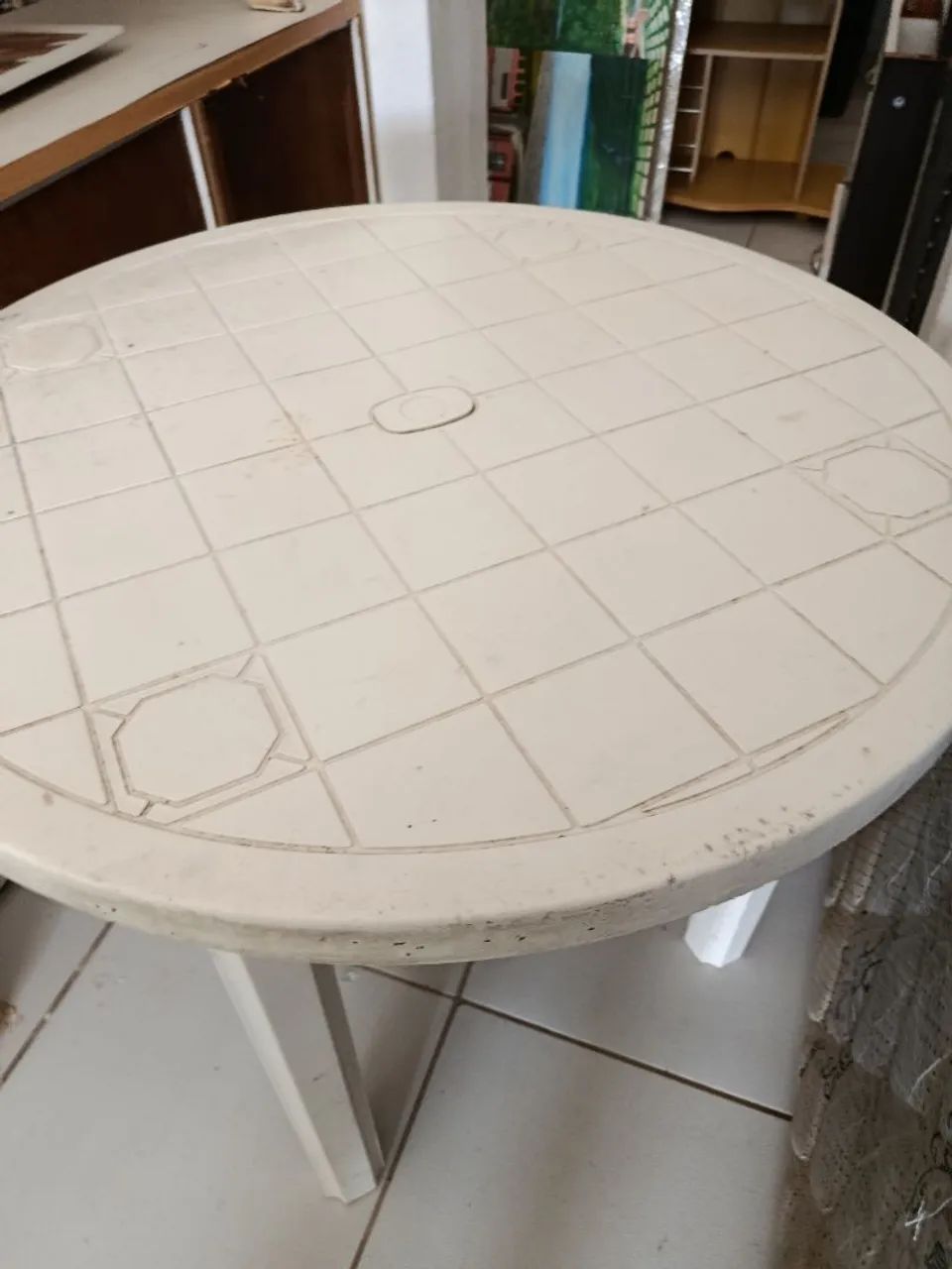 Veja plástica redondo com quatro cadeiras uma está quebrada - Foto 2