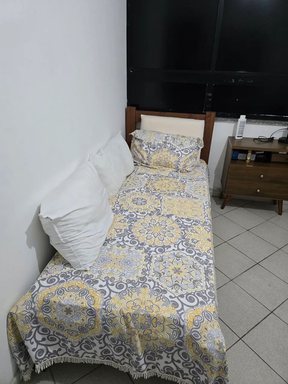 2 camas solteiro madeira com colchão (uma está com detalhe)