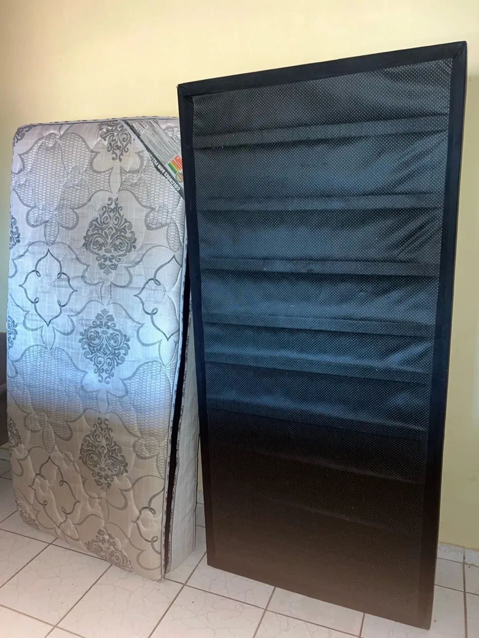 Vendo Colchão de solteiro + Base