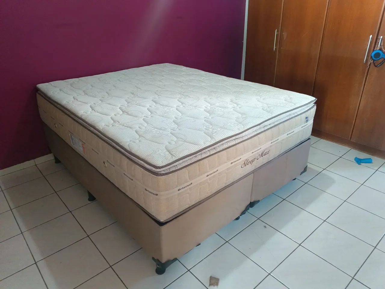 Cama queen size com colchões sleep Max confortável
