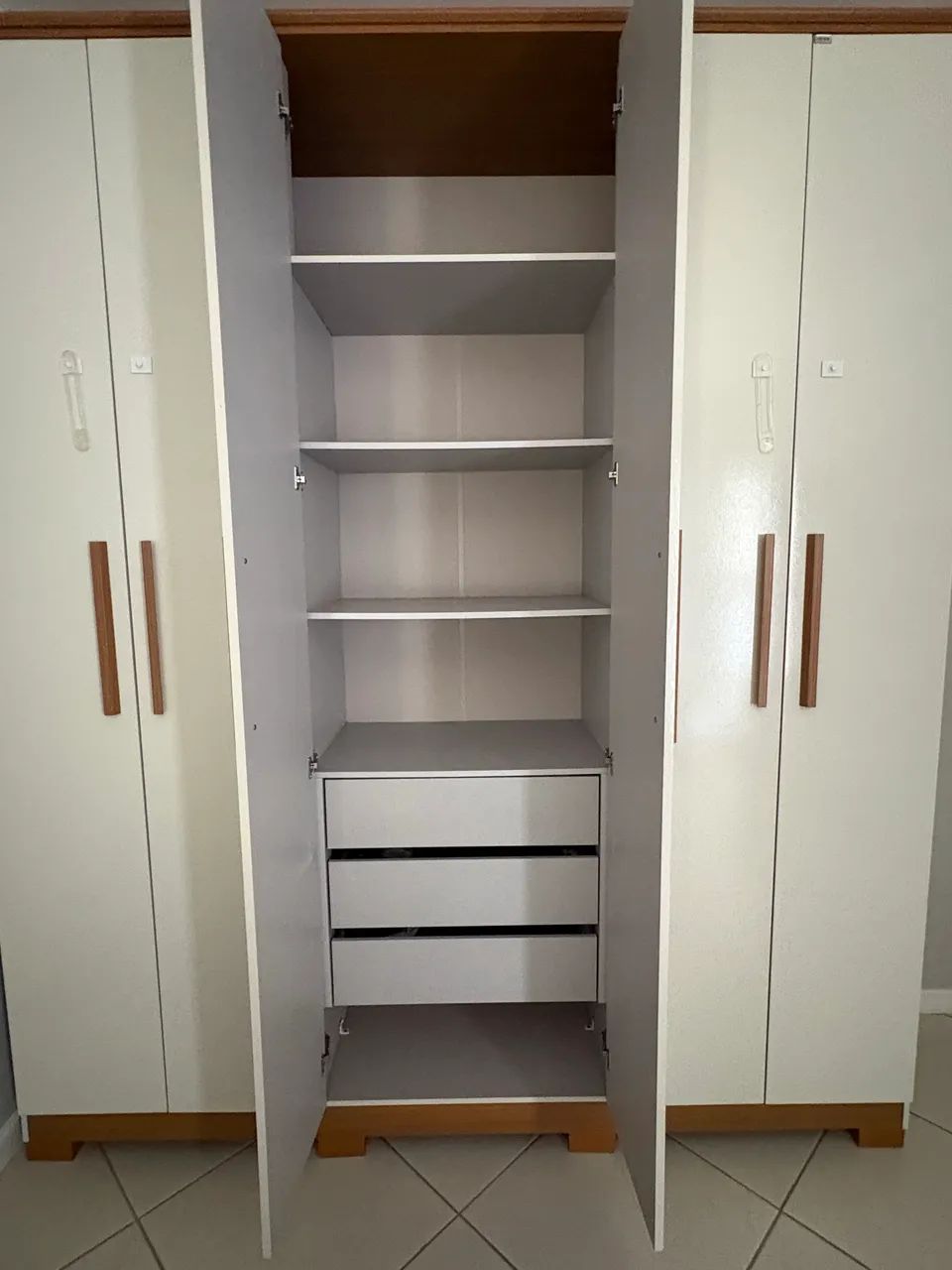 Guarda-roupa MDP 6 portas - Foto 5