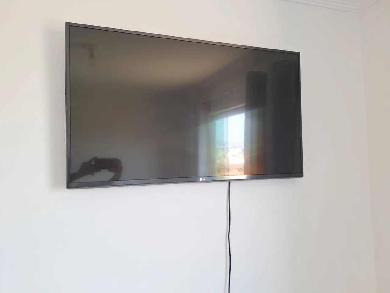 Smart tv com bolinhas brancas usada 42 - Foto 2