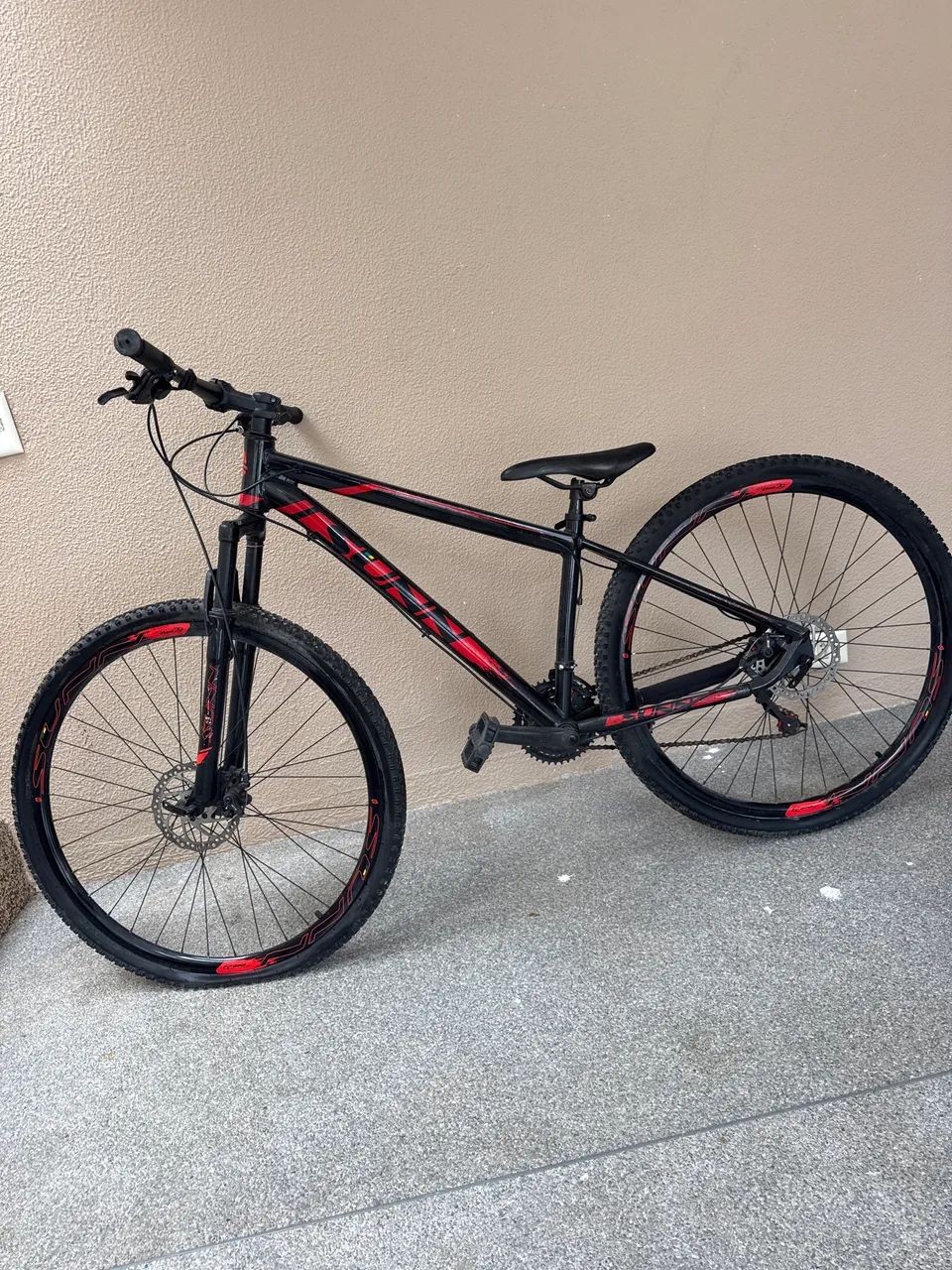 bike aro 29 em preto e vermelho (faço promoção para interessados) 