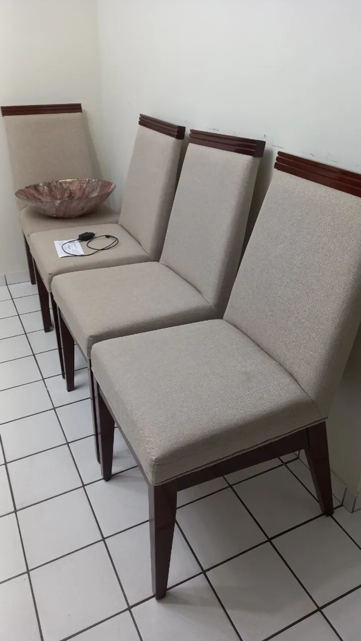 Cadeiras em MDP, novas e elegantes. Sem arranhões ou costura danificada.