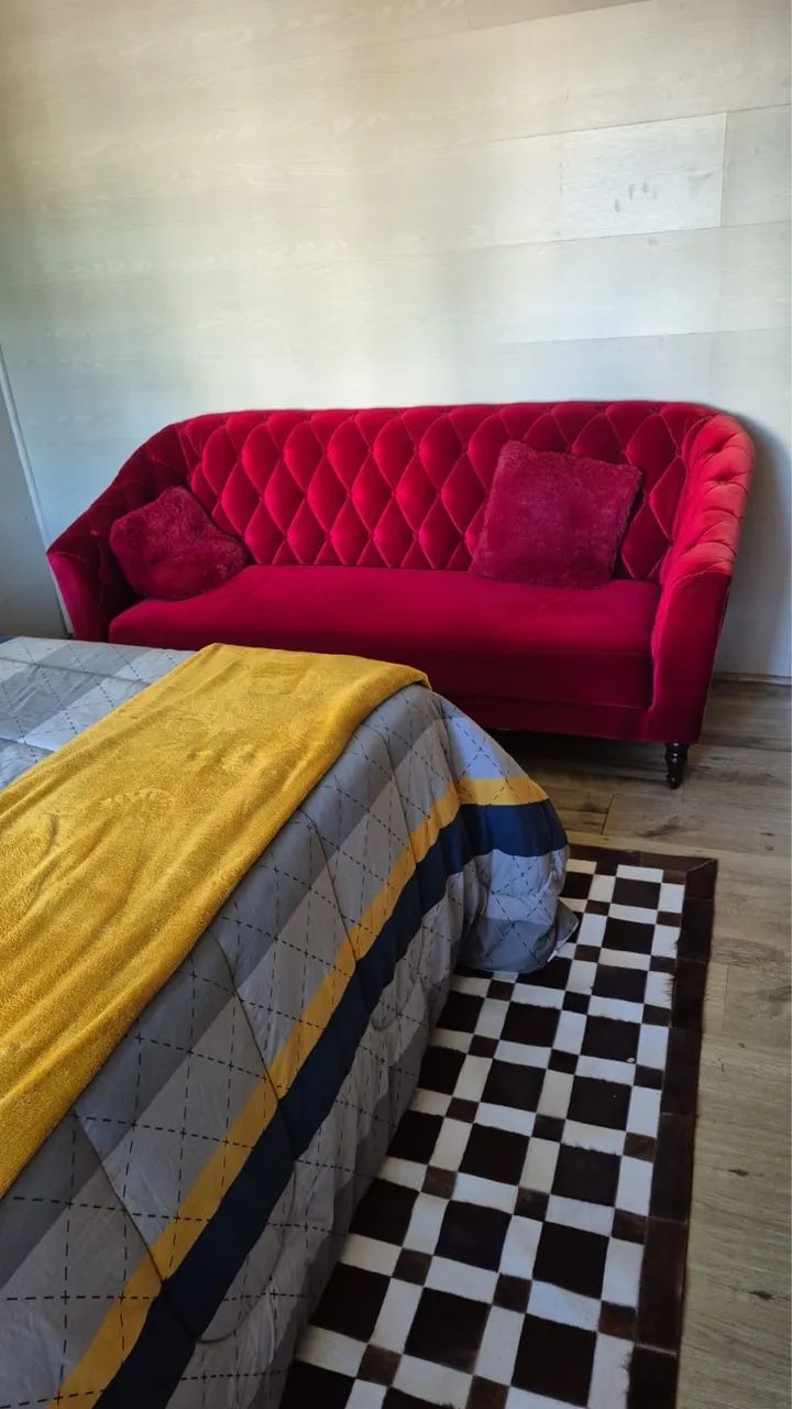 Sofá Clássico em Veludo Vermelho - Sofisticação e Conforto - Foto 3