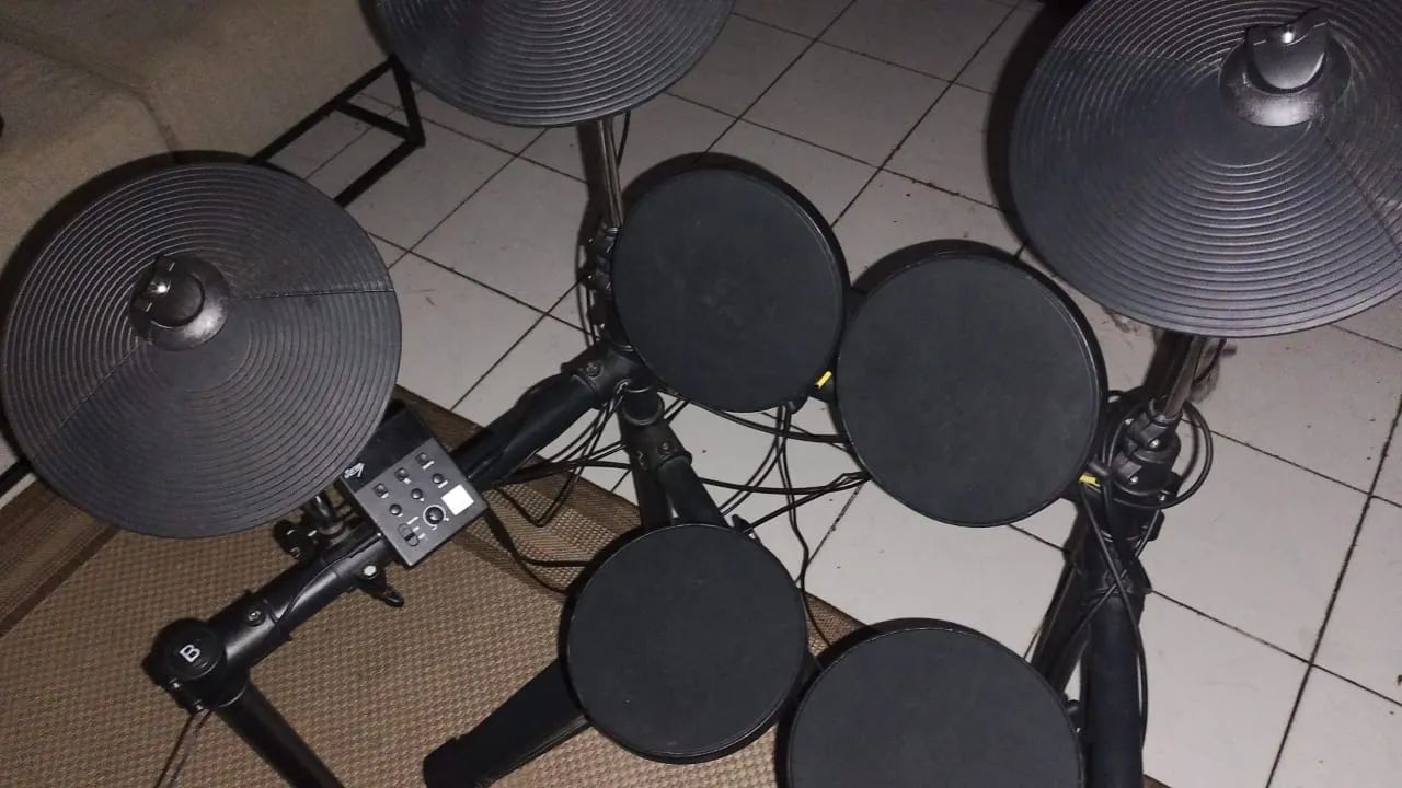 Bateria eletrônica semi nova
