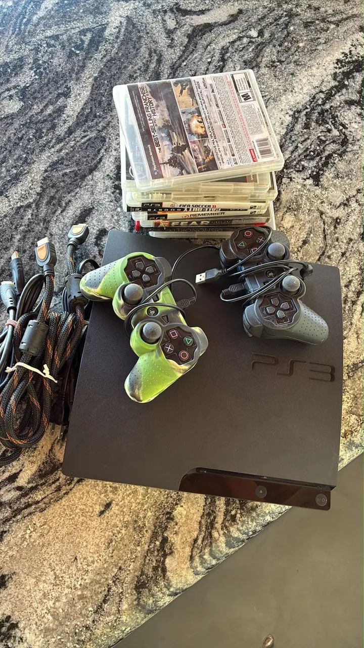 PS3 com duas manetes e 11 jogos originais 