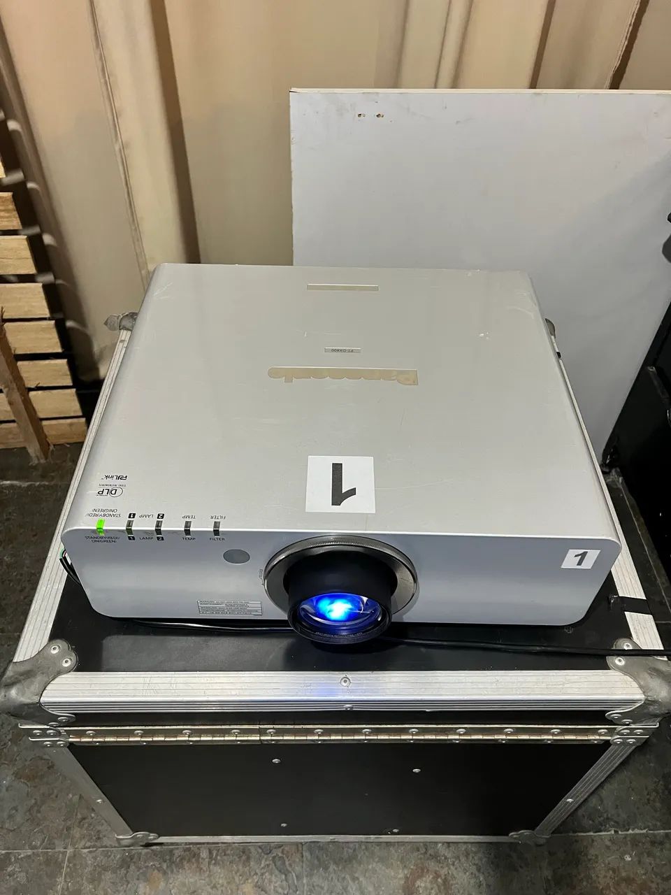 Projetor Panasonic PT-DX800us - 8000lumens - Lente Standard