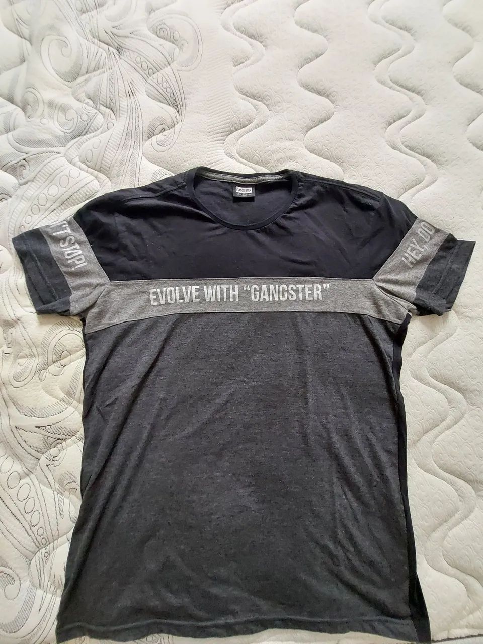 Camiseta masculina, tamanho M.
