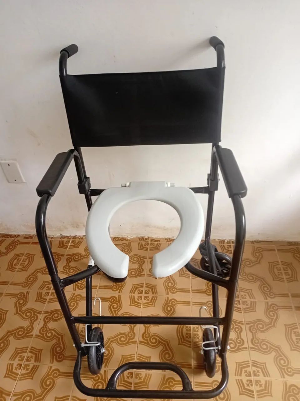 Cadeira de banho e fralda  - Foto 2