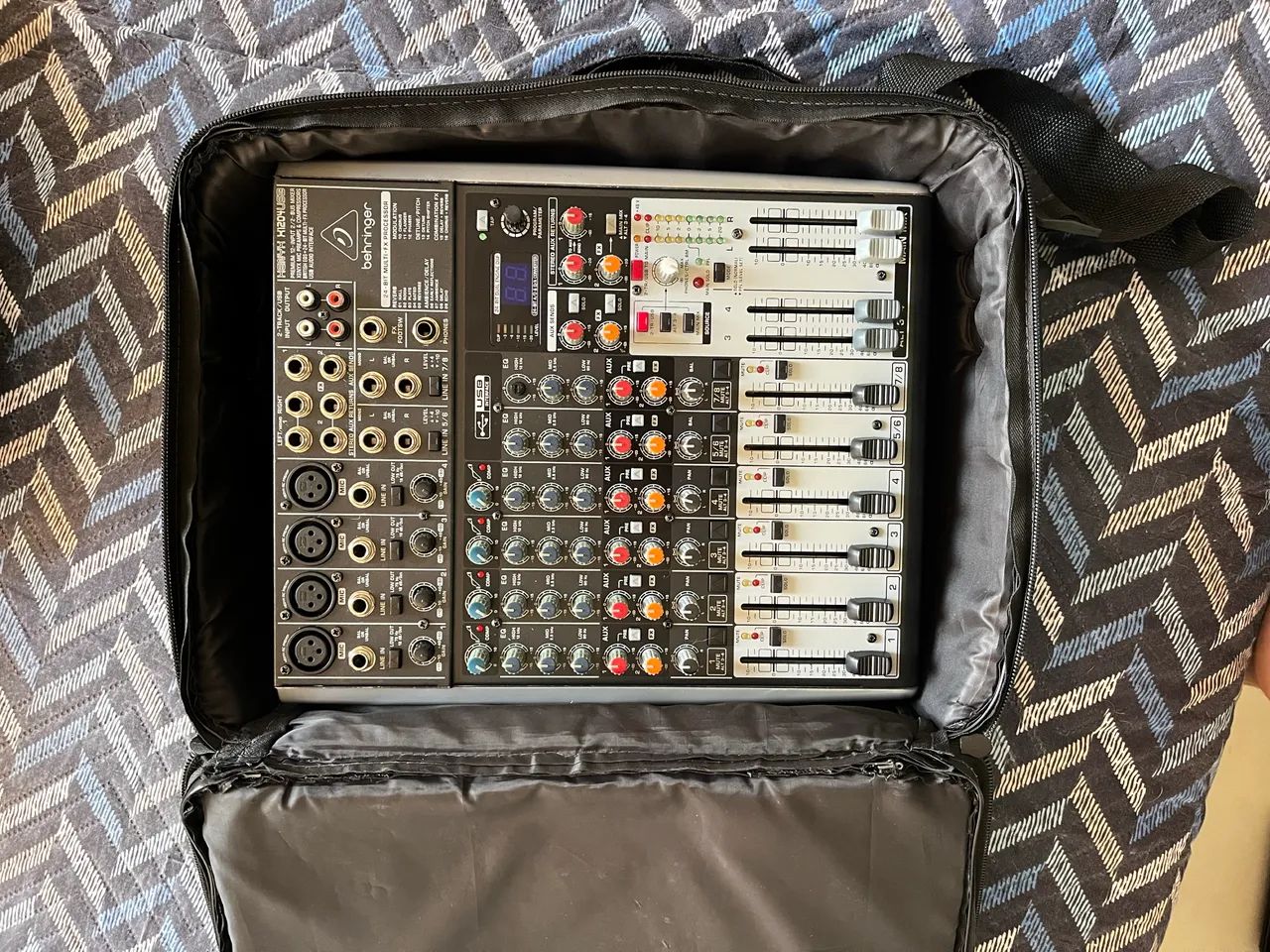 MESA DE SOM BEHRINGER