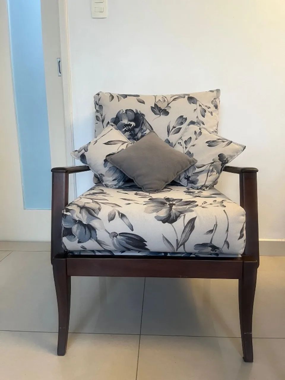 Poltrona de madeira estofada floral super confortável