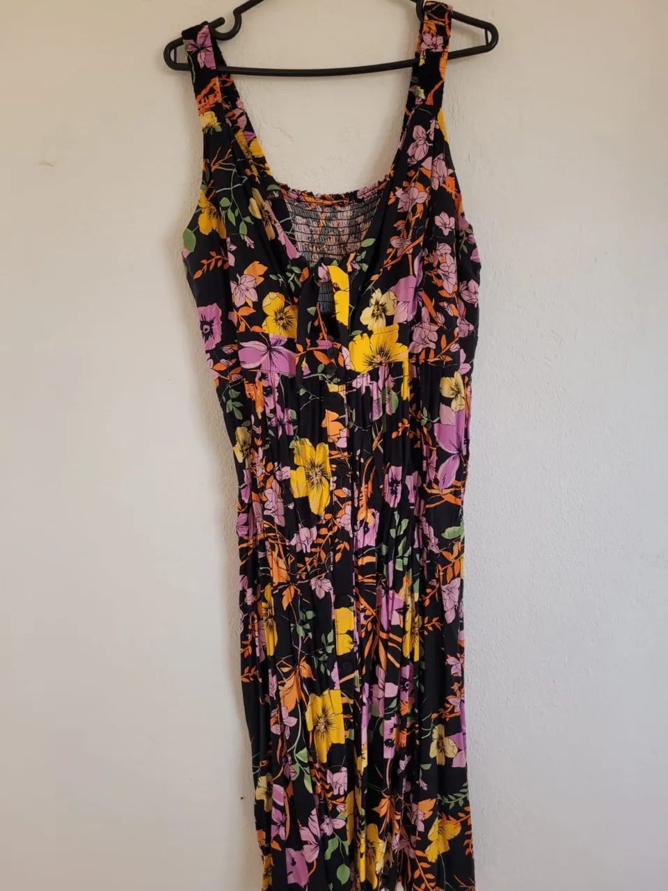 Vestido flores de verão preto plus size - Foto 4