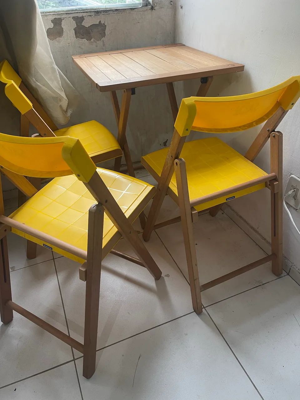 VENDO MESA RETRÔ DE MADEIRA 4 CADEIRAS