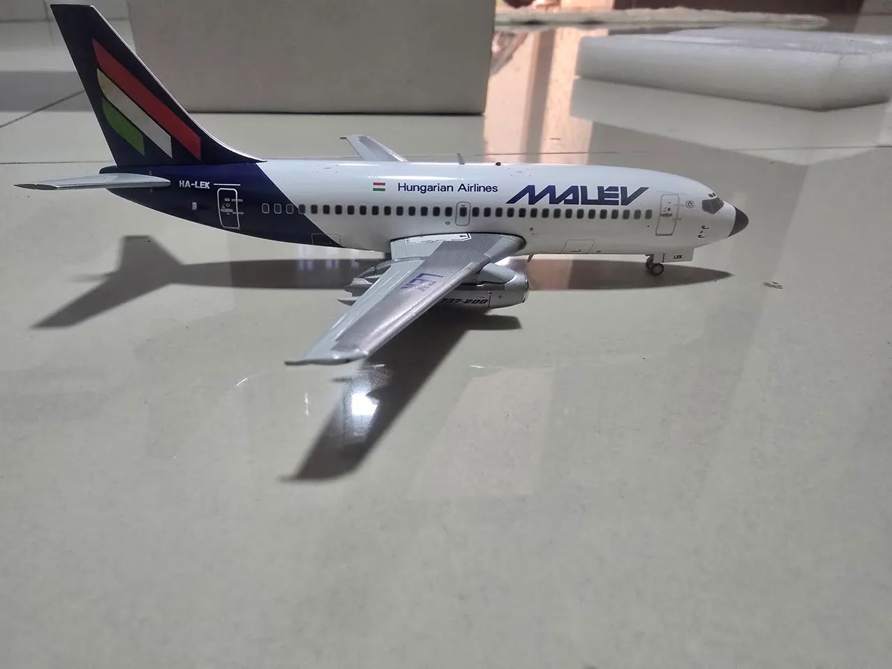 MINIATURA BOEING 737 200  MALEV  1/200   JC WINGS