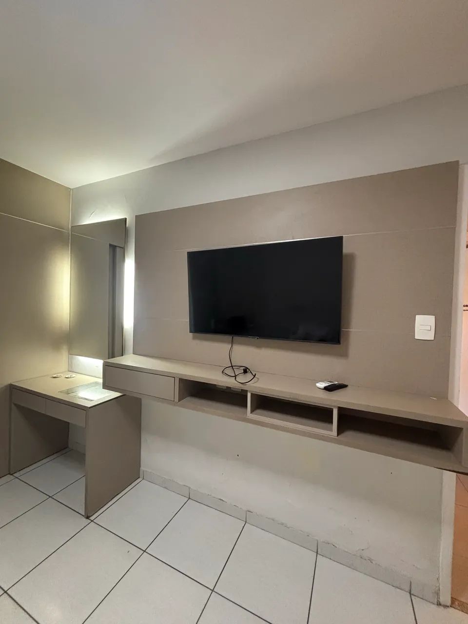 painel de TV planejado com penteadeira e espelho