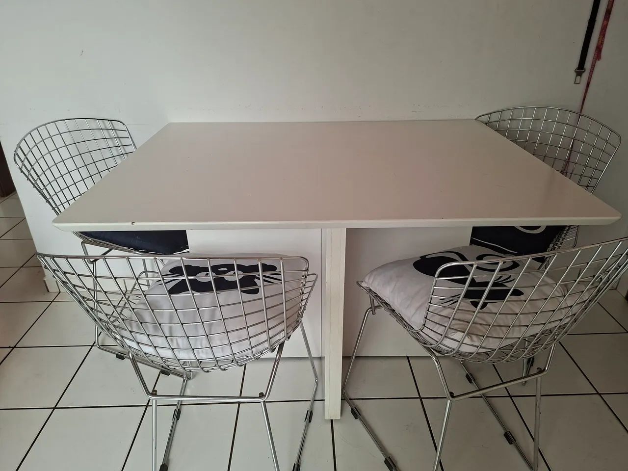 Mesa com 4 cadeiras cromadas 