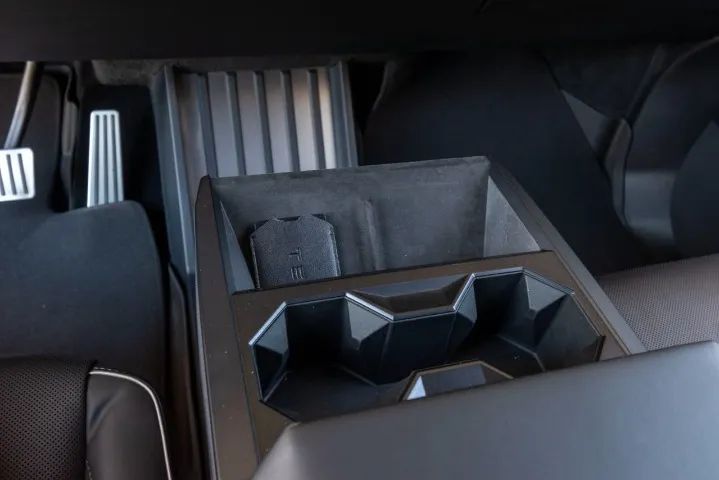 Tesla Cybertruck Foundation, foto 14 de 17