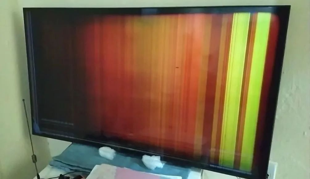 Vendo tv Samsung série 7 de 43 polegadas, tem bloothoch..