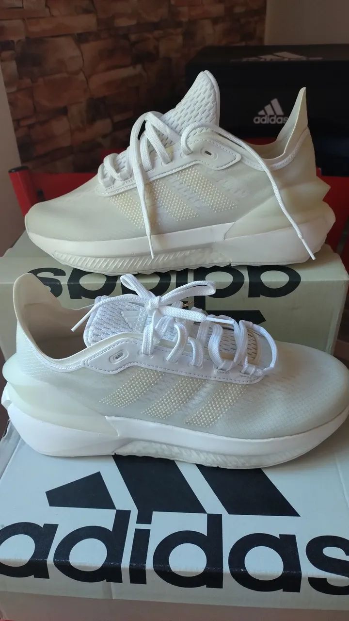 Tênis Adidas Avryn Boost e Bounce branco 35