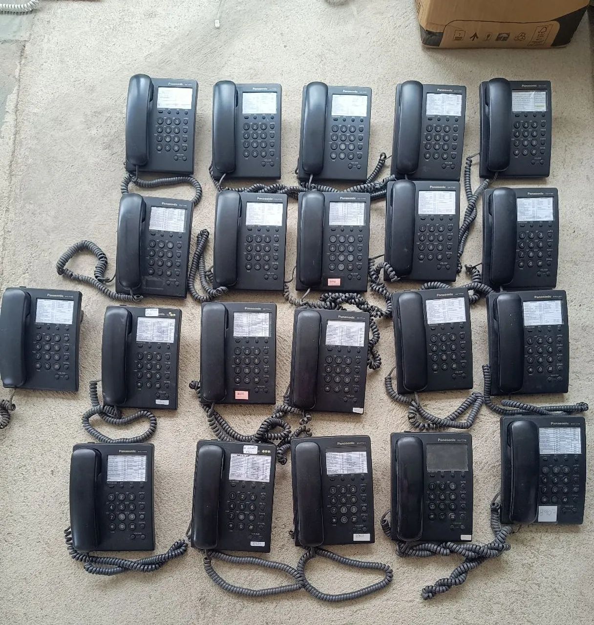 Vendo lote com 21 Aparelhos de Telefones Panasonic KX-T7701 Preto. No estado. - Foto 6
