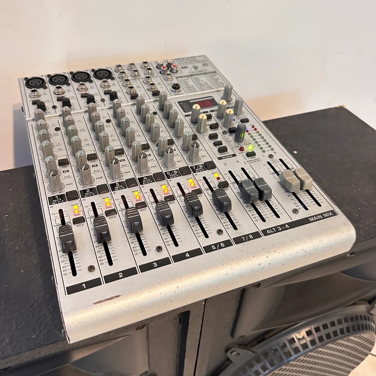 MESA DE SOM BEHRINGER UB1204FX-PRO 