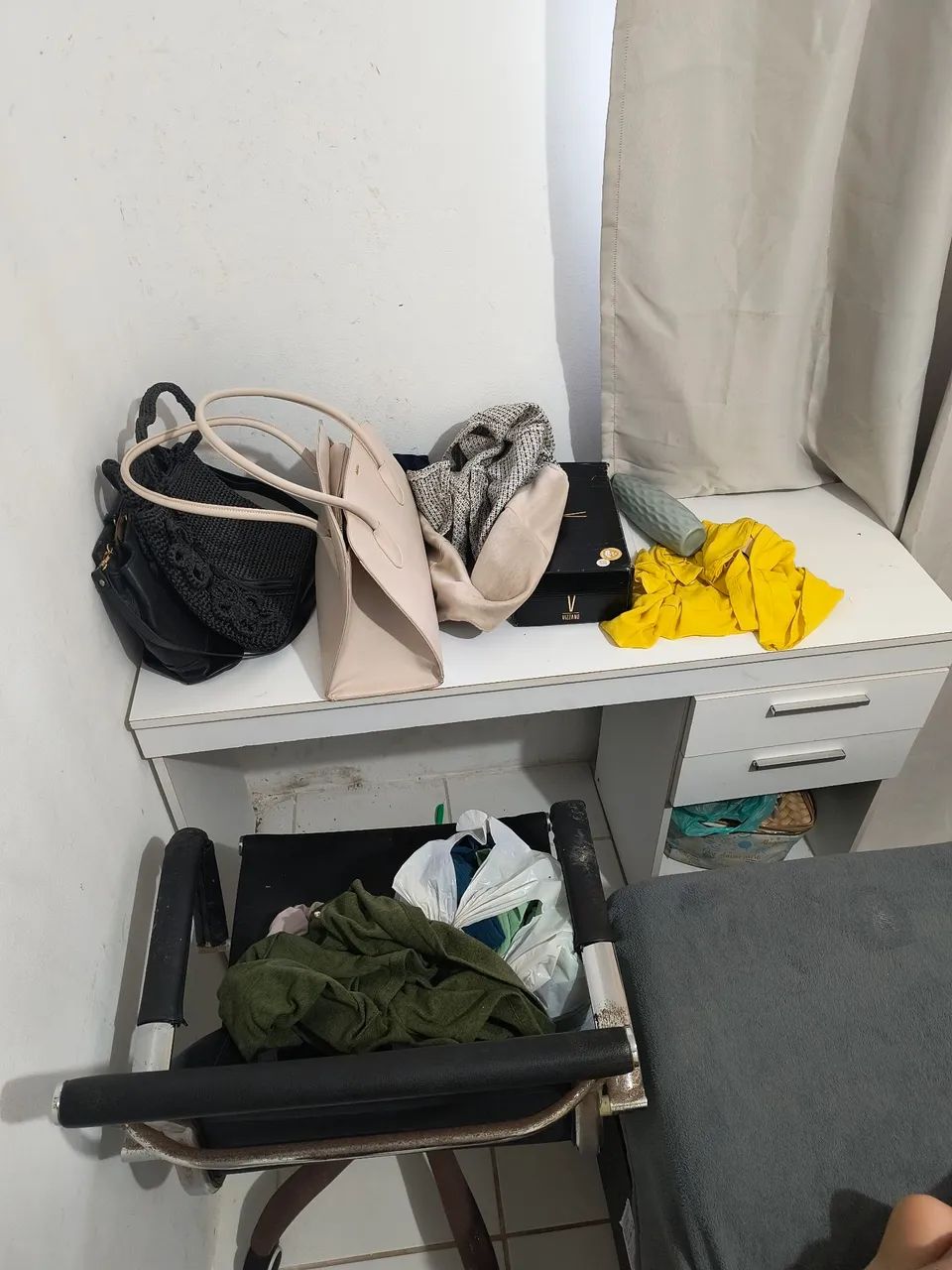 Escrivaninha mais cadeira 
