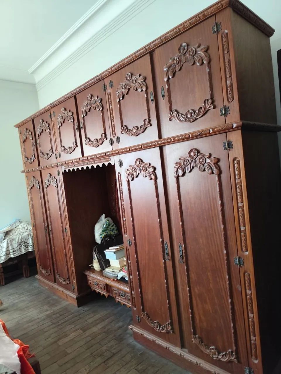 Guarda-roupa  colonial clássico (madeira maciça)