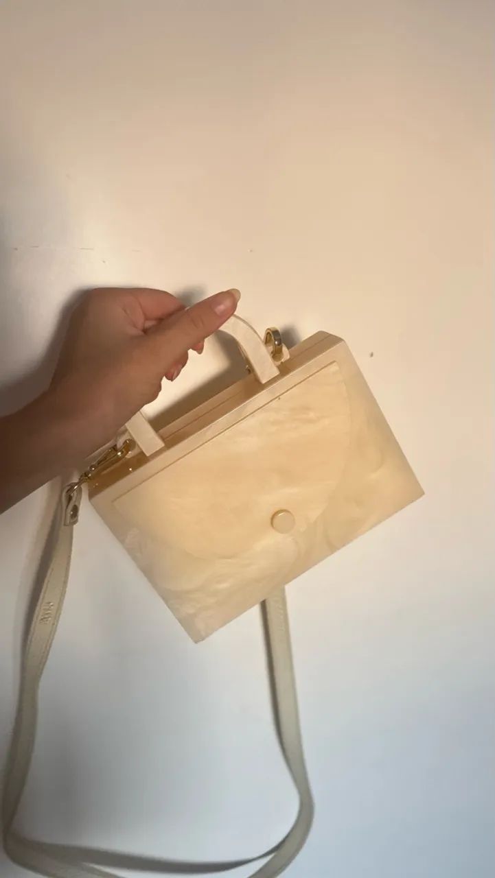Bolsa de acrílico Estilé off white com espelho e alça de couro