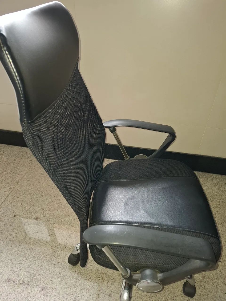 Cadeira de escritório nova. - Foto 2