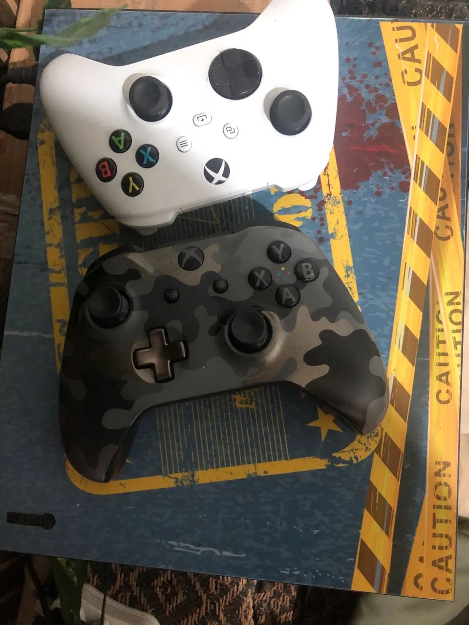 Xbox one X 1tb 2 controles - Foto 2