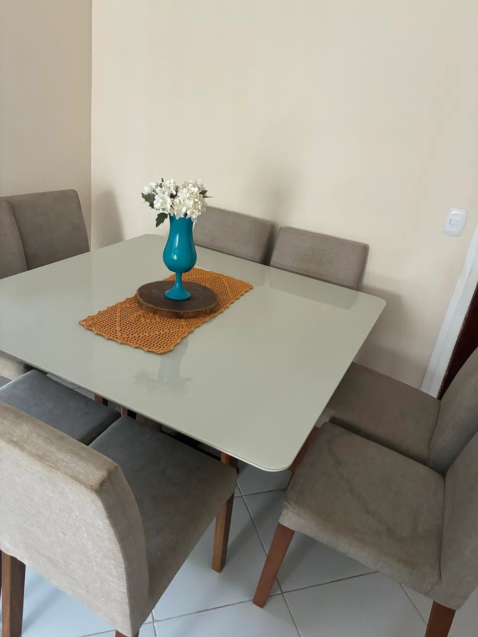 Mesa com 8 cadeiras de madeira 