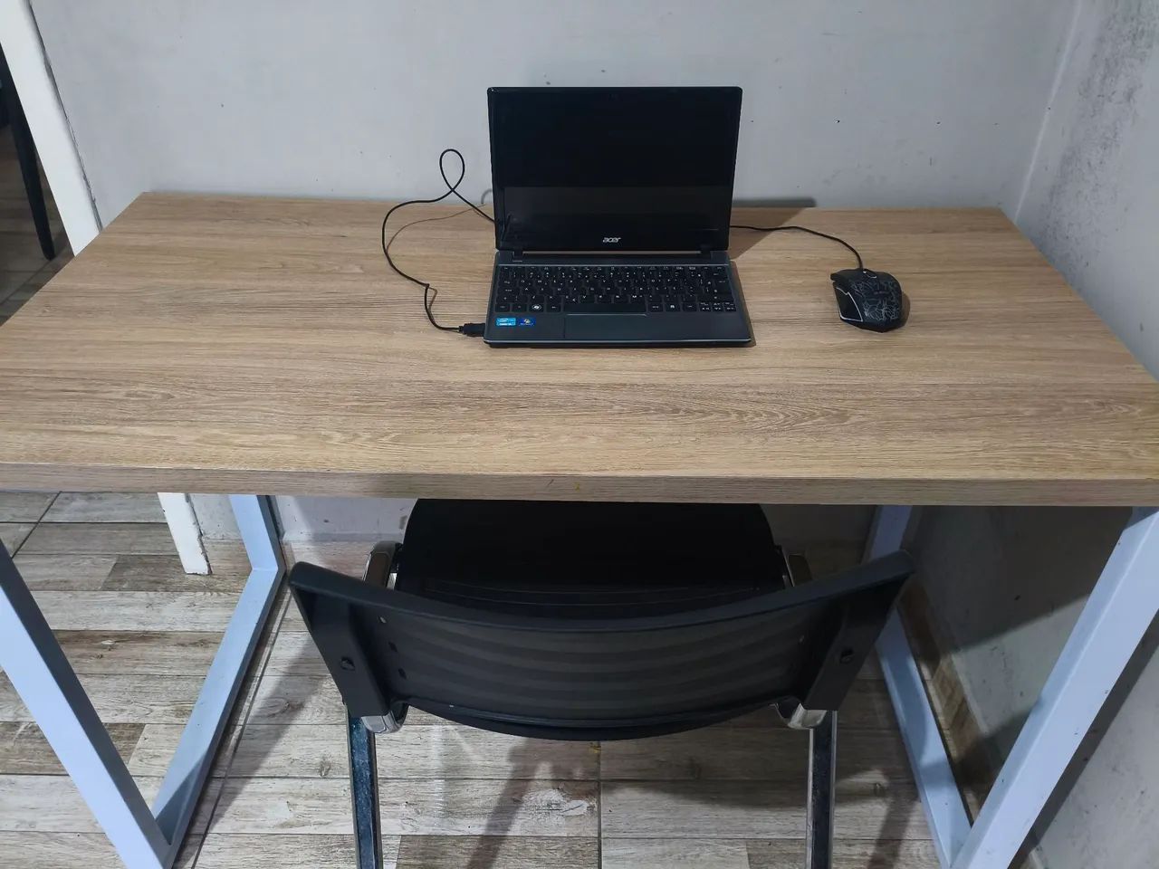 Vendo netbook, mesa e cadeira.